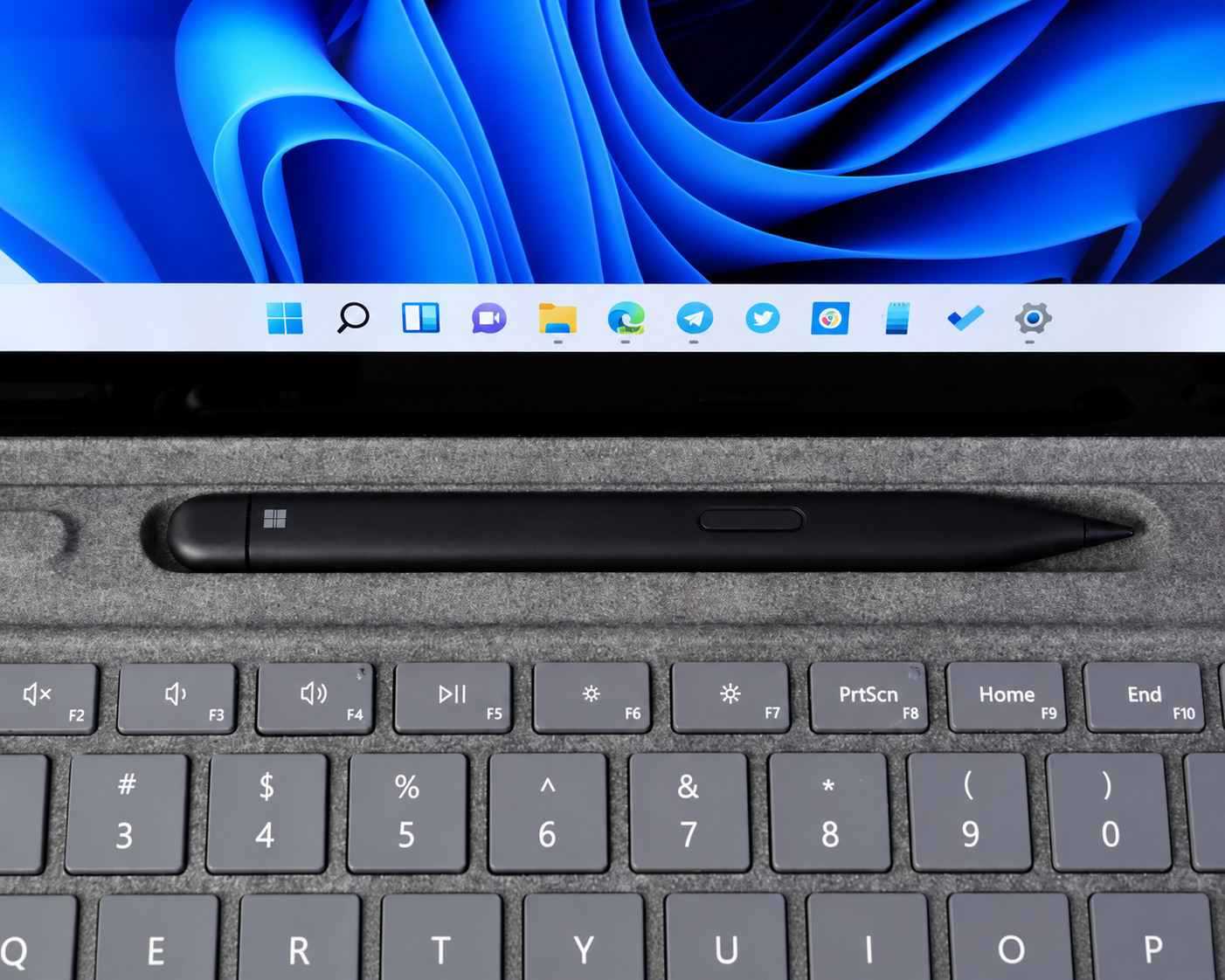 Microsoft Is Finally Adding a Real Taskbar Size Option to Windows 11
